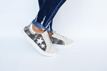 Load image into Gallery viewer, Sanford Sneakers